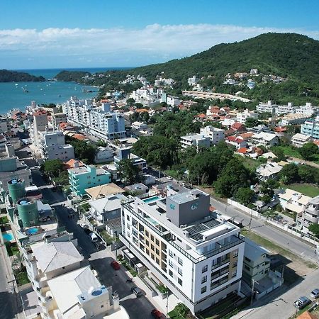 Adra 301: Beachfront Apartment with Rooftop Pool in Bombinhas Center Exterior photo